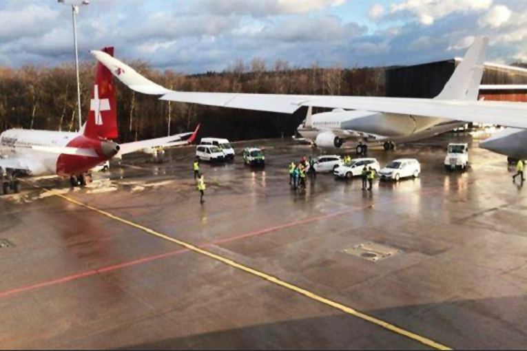 Qatar uçağı park halindeki Helvetic Airways’in uçağna çarptı