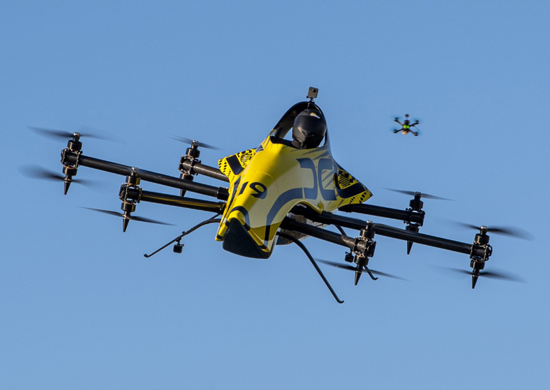 Dünya’nın ilk insanlı akrobasi drone’u ilk uçuşunu yaptı
