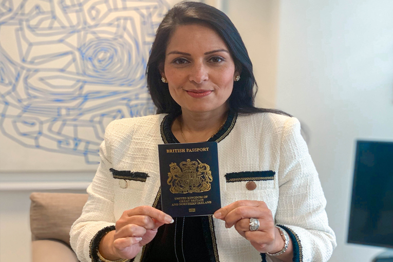 İngiltere 30 yıl sonra tekrar mavi pasaporta dönüyor
