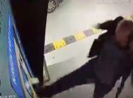 İstanbul Havalimanın’da bir vatandaş ATM tekmeledi