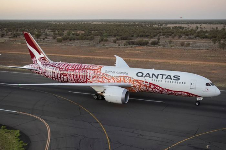 Qantas’ın Londra-Perth uçağı kalkışta kuyruk sürttü