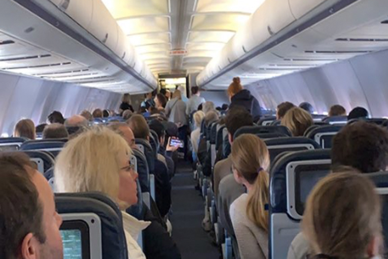 AA uçağında yolcu hapşırdı uçak acil indi