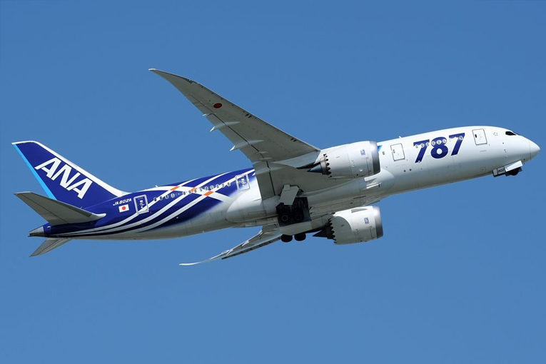 B787-9 Dreamliner uçağının kalkışta motor parçası koptu