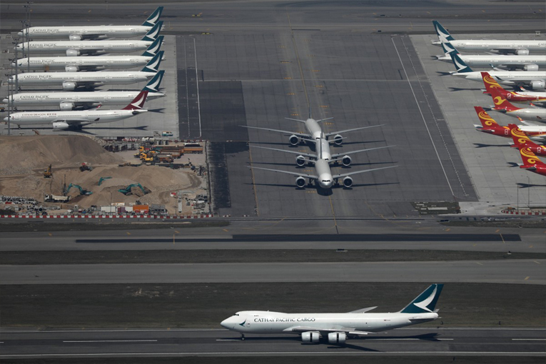 Hong Kong, Chek Lap Kok Havalimanı uçak parkına döndü