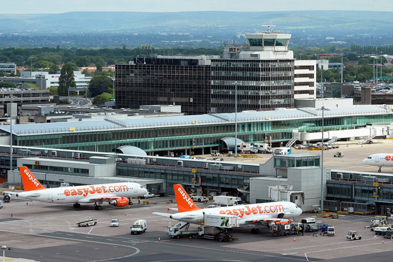 Manchester Havalimanı’nda iki terminalini kapattı