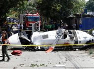 Filipinler’de yüksek gerilime takılan helikopter düştü