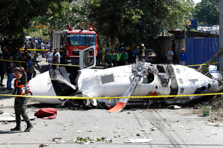 Filipinler’de yüksek gerilime takılan helikopter düştü