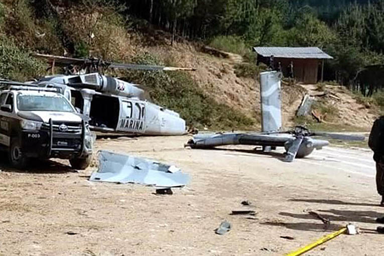 Meksika’da UH-60M futbol sahasına inerken kaza yaptı