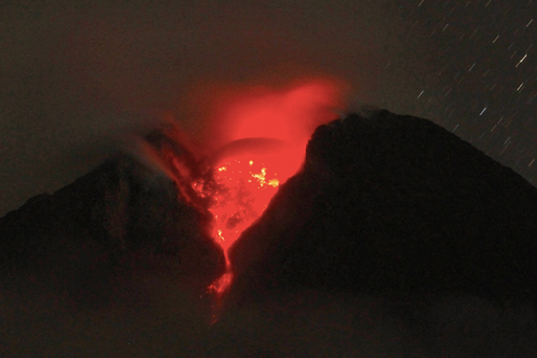 Merapi Yanardağı Endonezya Solo’da uçuşlara izin vermiyor