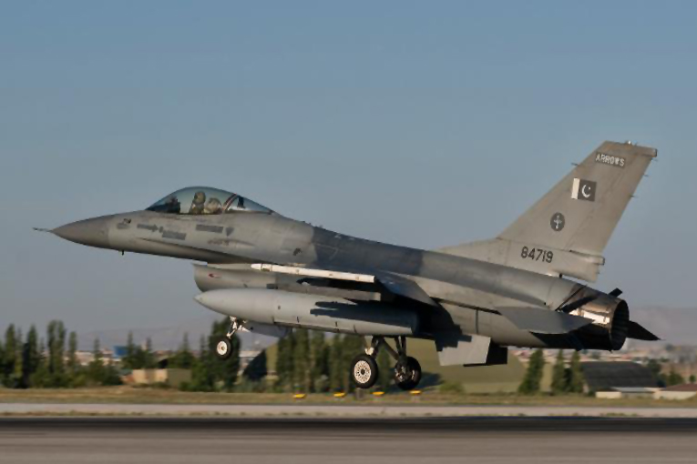Pakistan Hava Kuvvetleri’nin F-16’sı düştü