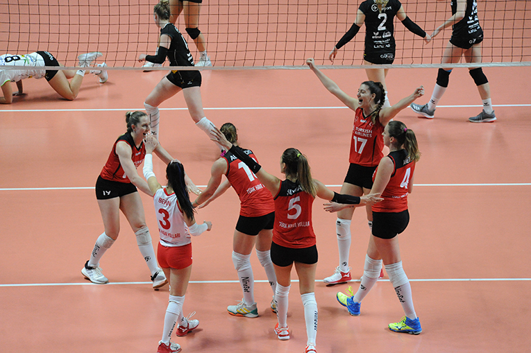 THY Voleybol Takımı yarı finalde