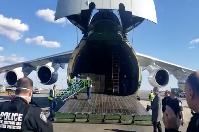 Rus uçağı tıbbı malzemeleri New York’a indirdi