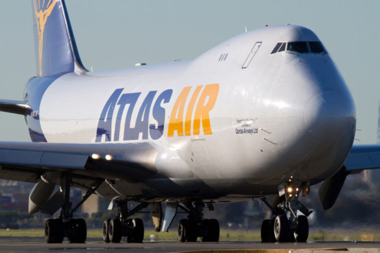 Atlas Air kargo uçağı inişte üç motorunu piste çarptı