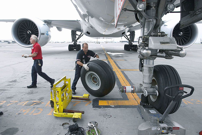 Fedex uçağının kalkışta ön takımı düştü