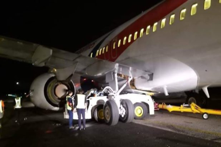 Malezya Havayolları’nın B737-800’i tow aracına çarptı