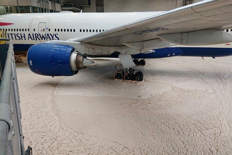 Heathrow Havalimanı’ndaki hangar bir anda köpükler içinde kaldı