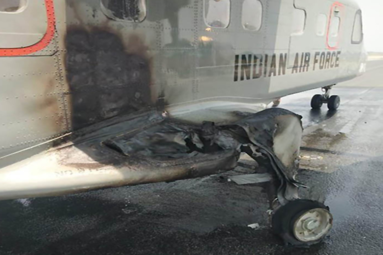 Hindistan Hava Kuvvetleri uçağının kalkışta lastikleri patladı