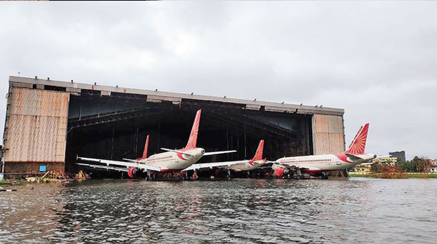 Hindistan’da uçaklar sular içinde kaldı