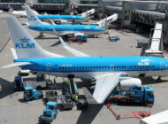 KLM Havayolları uçuşlarına maskeli olarak başladı