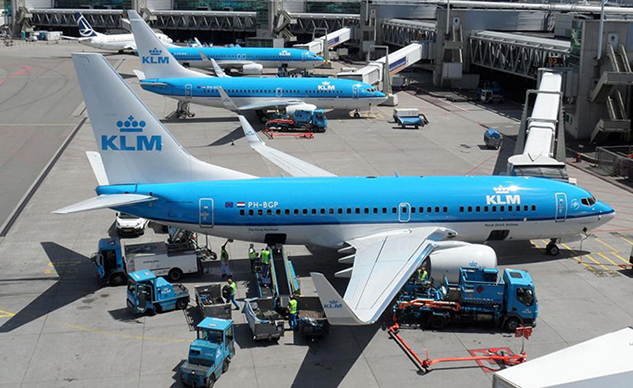 KLM Havayolları uçuşlarına maskeli olarak başladı