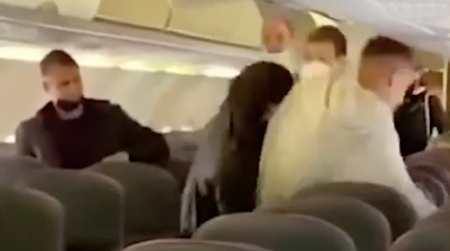 Rus uçağında sosyal mesafe kavgası çıktı