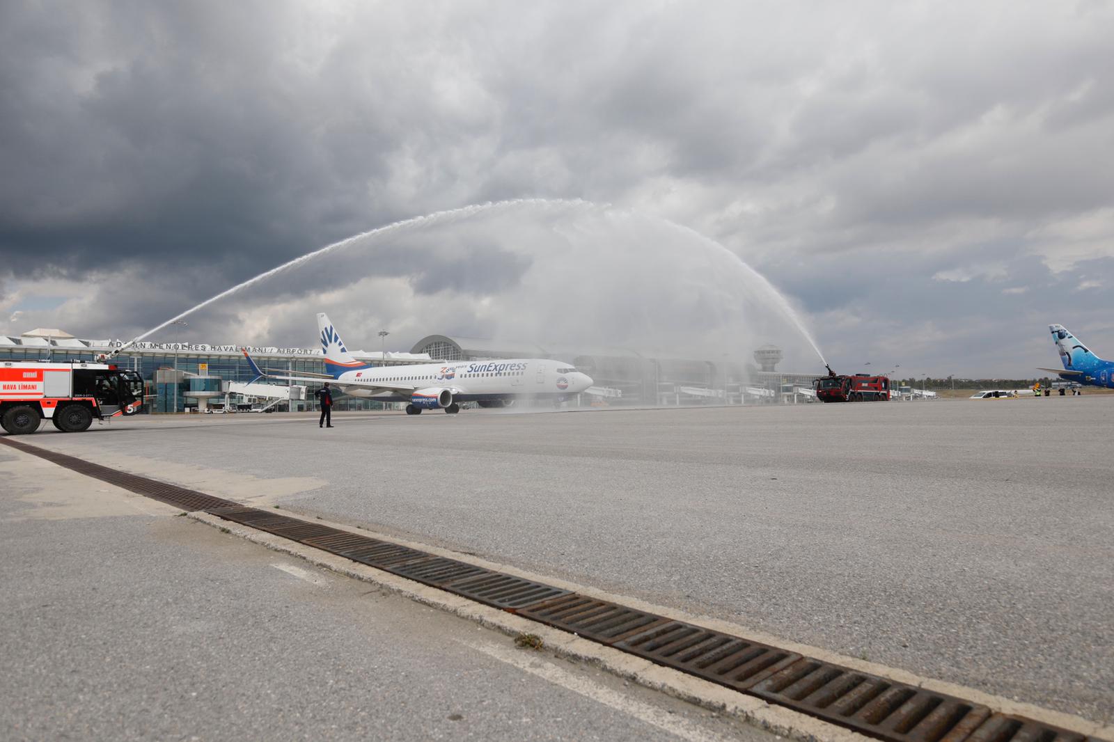 SunExpress’ten ilk uçuşlara özel su takı