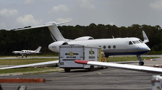 Florida’da özel jet taksi yaparken toprağa saplandı
