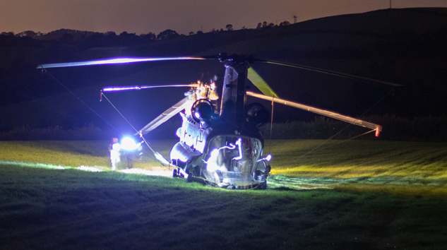 RAF’a ait Chinook helikopter Galler’de tarlaya acil indi