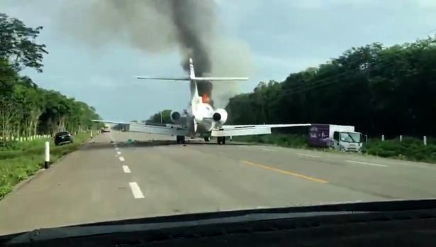 Meksika’da otoyola inen uçak yandı