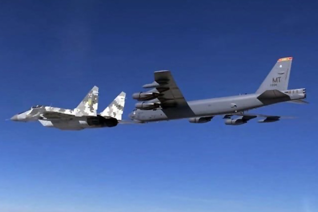 Su-57 Polonya üzerinde uçan B-52H uçağı için havalandı
