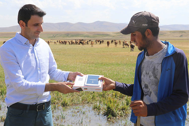 THY, Ağrı’da uzaktan eğitim gören çocuklara tablet dağıttı