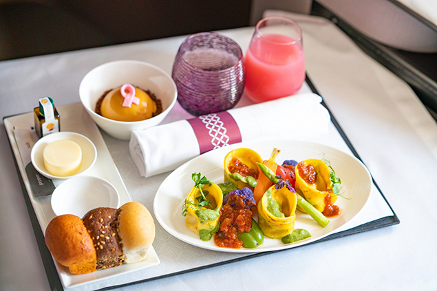 Qatar Airways  ilk tam vegan menüsünü tanıttı