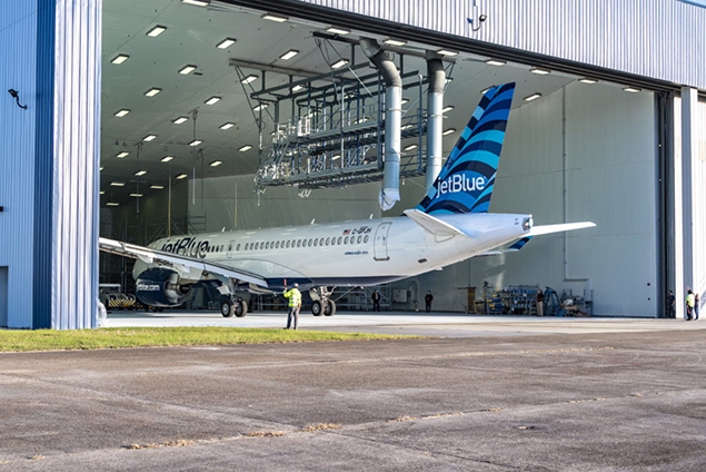 Jatblue’nun ilk A220’si hangardan çıktı