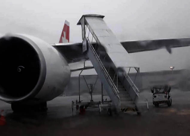 Swiss Airlines’in B777 tipi uçağına mobil merdiven çarptı