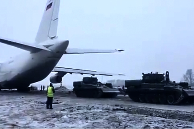 An-124 tanklarla kurtarıldı