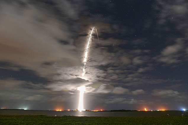 SpaceX, Starlink görevi kapsamında uzaya 900 uydu gönderdi