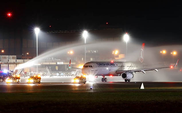 Tegel Havalimanı’na su takı ile veda ettiler