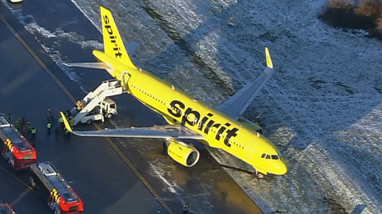 Spirit Havayolları uçağı taksi yaparken pistten çıktı