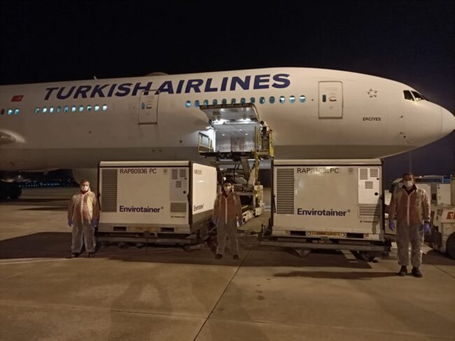 Aşıları taşıyan Turkish Cargo uçağı Ankara’da