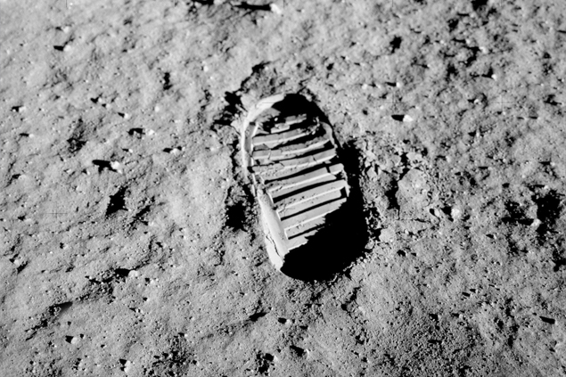 NASA, ay tozu alım sözleşmeleri imzaladı