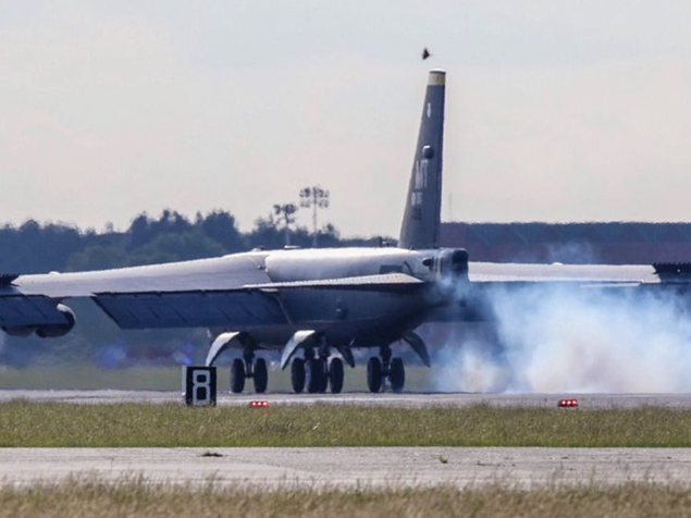 B-52’yi motor arızası İngiltere’ye acil indirdi