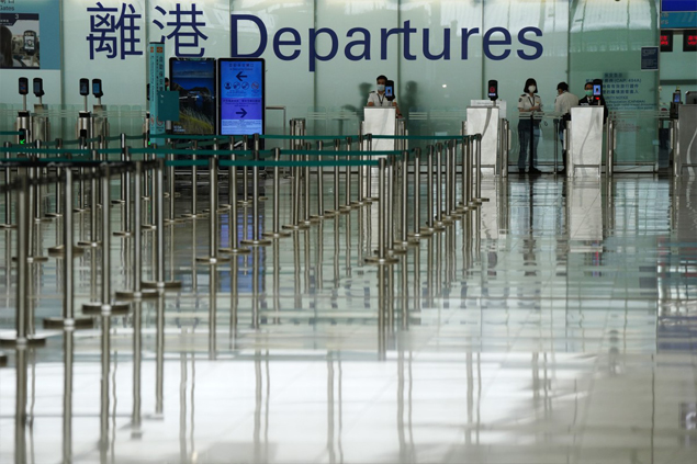 Singapur ve Hong Kong yılbaşına kadar uçuşları durdurdu
