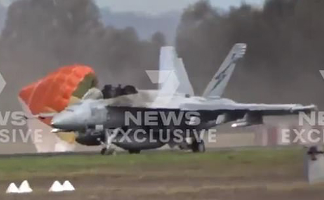 Avustralya’da F/A-18 Hornet kalkışta kaza yaptı