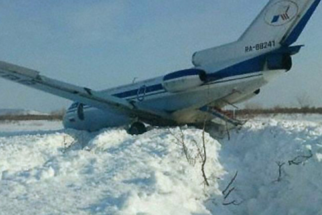 AeroBratsk havayolu uçağı tamamlanmamış piste indi