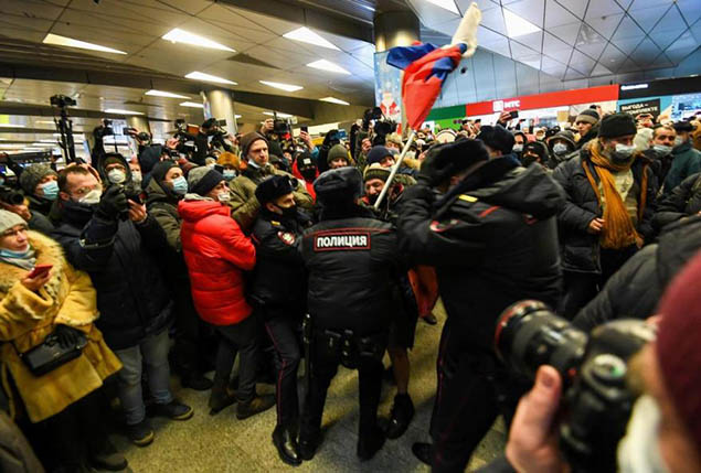 Rusya’da Alexei Navalny’i binlerce kişi karşılamaya geldi