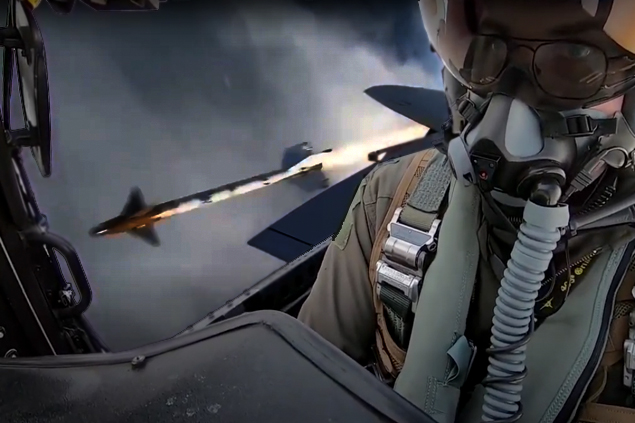 ABD, F-15C Eagle savaş uçağının füze atma görüntülerini paylaştı
