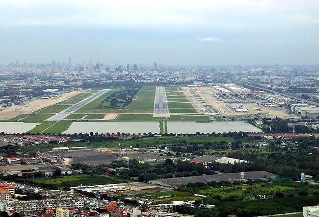 Don Mueang Havalimanı iki pistin ortasında golf sahası