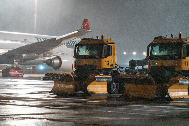İstanbul Havalimanı’nda gece kar mesaisi