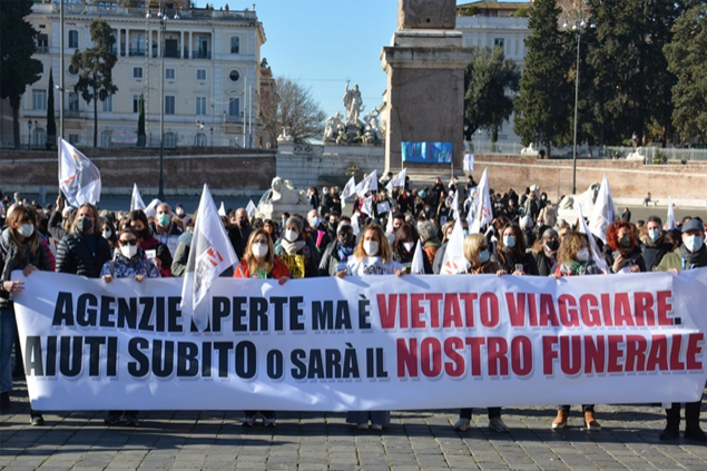 İtalya’da turizmcilerin isyanı, meydanları doldurdular