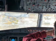 United Express yolcu uçağının kokpit camı çatladı acil indi